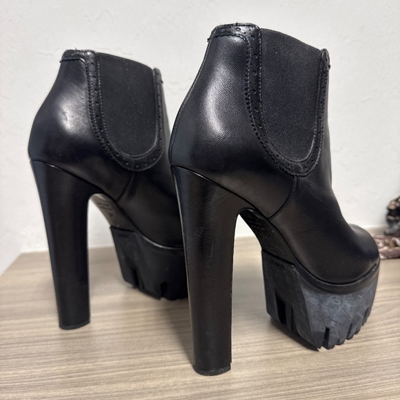 Statement Versus boots. - Picture 2 of 7